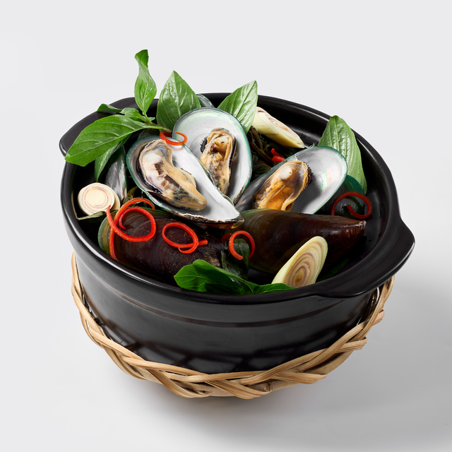 Chem Chép Hấp Lá Quế - Steamed Mussels with Basil Leaves.